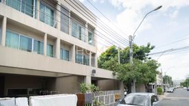 3 Bedroom Townhouse for sale in Noble Cube Pattanakarn, Suan Luang, Bangkok