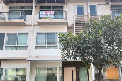 3 Bedroom Townhouse for sale in Tha Kham, Bangkok