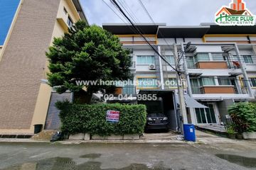 3 Bedroom Townhouse for sale in Thap Yao, Bangkok