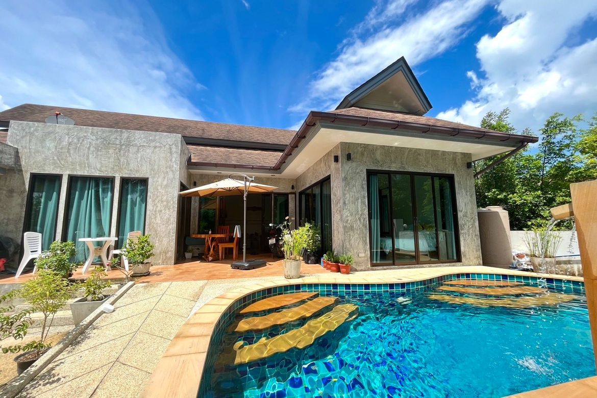 3 bedroom house with private pool & waterfall curtain for Sale in