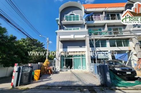 2 Bedroom Commercial for rent in Chan Kasem, Bangkok near MRT Phawana