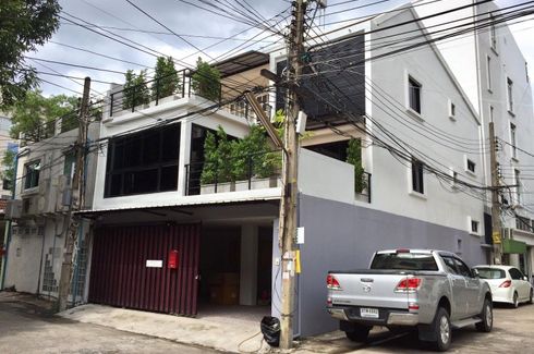 3 Bedroom Townhouse for rent in Khlong Tan Nuea, Bangkok near BTS Ekkamai