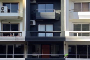 4 Bedroom Townhouse for sale in Khlong Tan Nuea, Bangkok