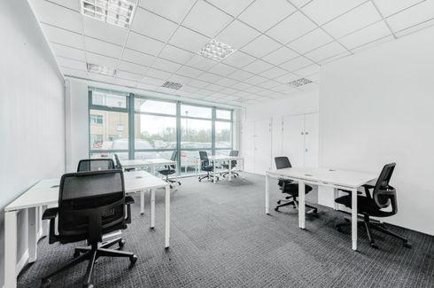 Find office space in Regus Chartered Square for 5 persons with everything  taken care of ? Office for rent in Bangkok | Thailand-Property