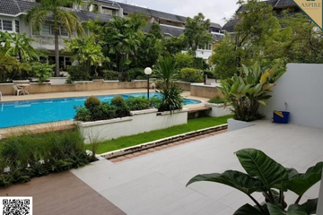 3 Bedroom Townhouse for sale in Khlong Tan Nuea, Bangkok