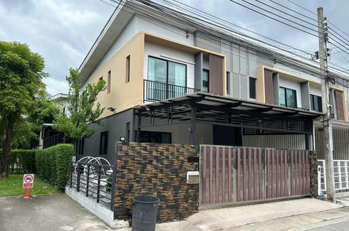 3 Bedroom Townhouse for rent in Dokmai, Bangkok