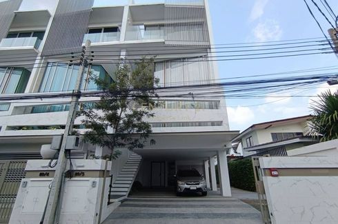 4 Bedroom Townhouse for sale in Chan Kasem, Bangkok near MRT Phawana