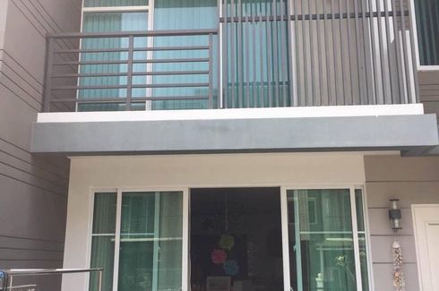 2 Bedroom Townhouse for rent in Hua Mak, Bangkok