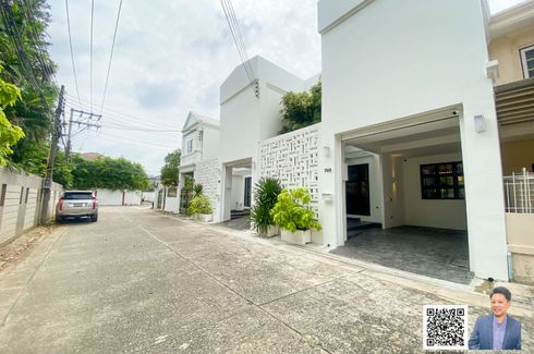 4 Bedroom Townhouse for sale in Phra Khanong Nuea, Bangkok near BTS Phra Khanong