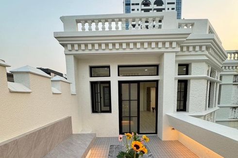 3 Bedroom Townhouse for sale in Moo Baan Chicha Castle, Khlong Toei Nuea, Bangkok near MRT Phetchaburi