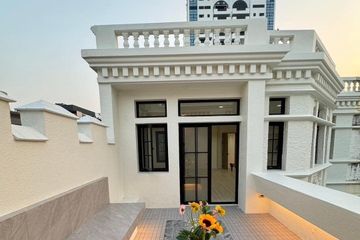 3 Bedroom Townhouse for sale in Moo Baan Chicha Castle, Khlong Toei Nuea, Bangkok near MRT Phetchaburi