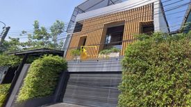 4 Bedroom House for sale in Phra Khanong Nuea, Bangkok