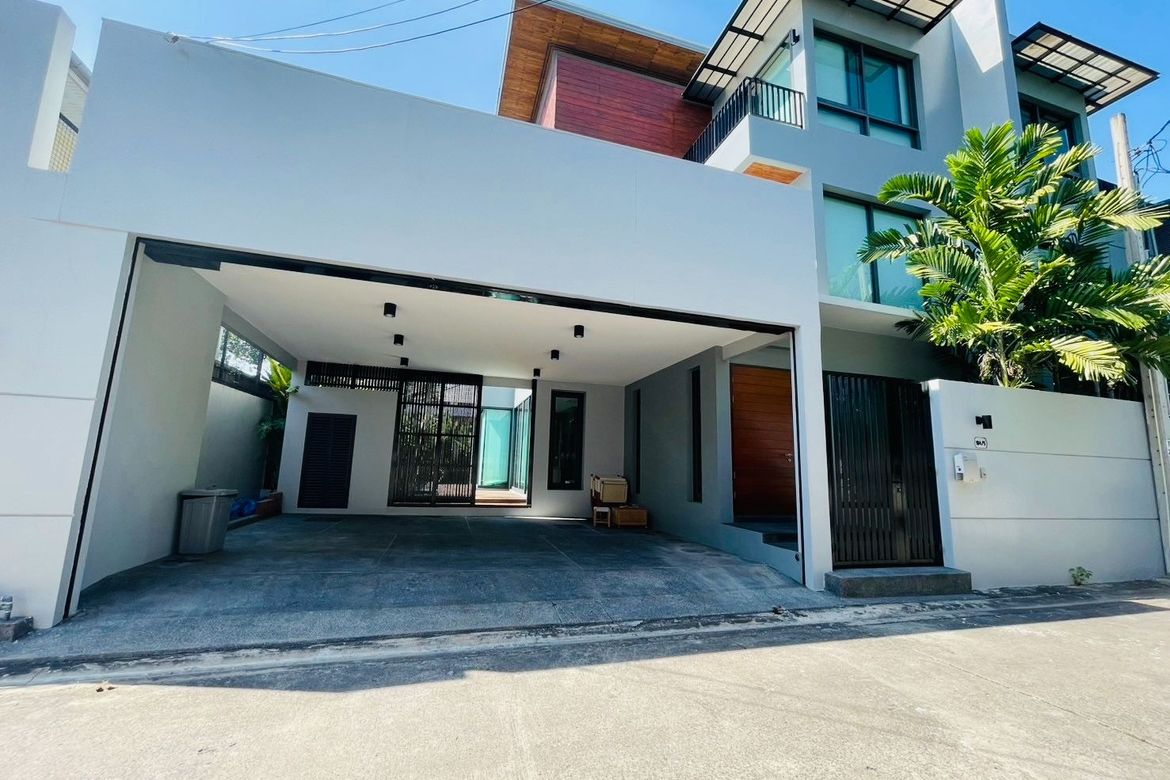 RENT A beautiful standalone home with a private pool in Ekkamai (H10633)