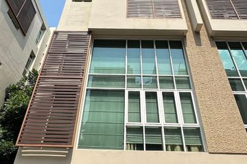 1 Bedroom Townhouse for rent in Khlong Tan Nuea, Bangkok