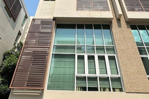 1 Bedroom Townhouse for rent in Khlong Tan Nuea, Bangkok