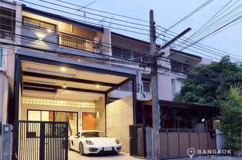 5 Bedroom Townhouse for sale in Khlong Tan Nuea, Bangkok
