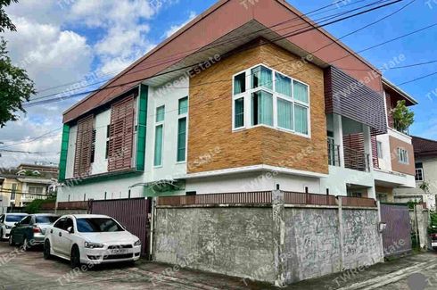 3 Bedroom House for sale in Chom Phon, Bangkok