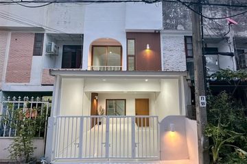2 Bedroom Townhouse for sale in Suan Luang, Bangkok near MRT Si Nut