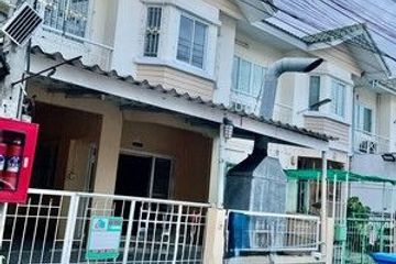 3 Bedroom Townhouse for sale in Samae Dam, Bangkok