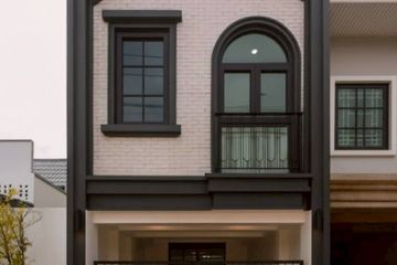 3 Bedroom Townhouse for sale in Khlong Tan Nuea, Bangkok