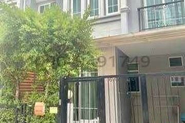 3 Bedroom Townhouse for sale in Dokmai, Bangkok