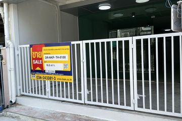 3 Bedroom Townhouse for sale in Krathum Lom, Nakhon Pathom