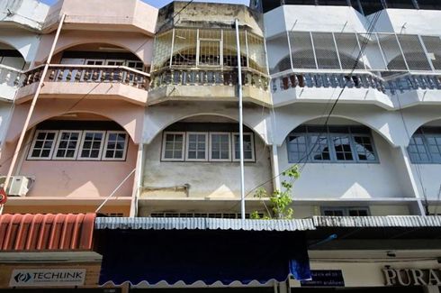 Only one unit available!!! Prime location in the city center, heart of the Rama 3 community. For sale: 4.5-storey commercial building with rooftop