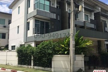 3 Bedroom Townhouse for rent in Hua Mak, Bangkok