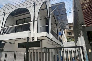 3 Bedroom House for sale in Khlong Tan Nuea, Bangkok