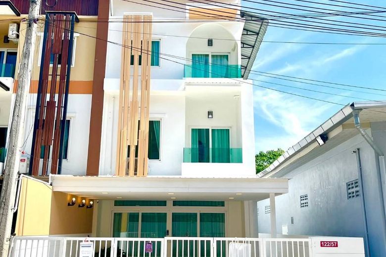 3 Bedroom Townhouse For Rent