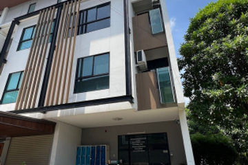 3 Bedroom Townhouse for sale in Dokmai, Bangkok