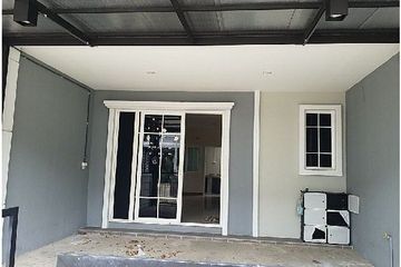 4 Bedroom Townhouse for sale in Dokmai, Bangkok