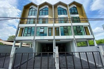 3 Bedroom House for sale in Bang Chak, Bangkok