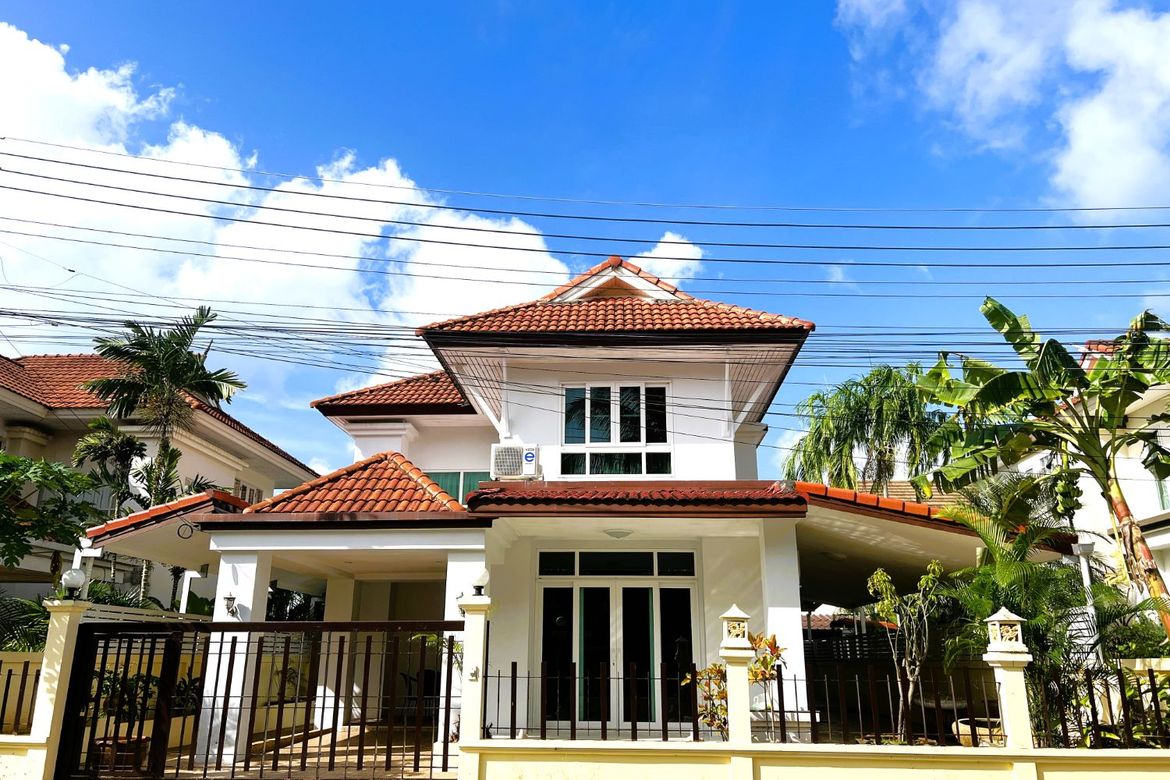 Airy 2story house with 3 bedrooms and mountain views for rent and sale