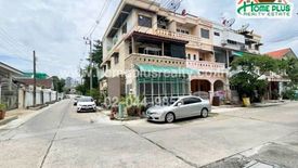 4 Bedroom Townhouse for sale in Lat Yao, Bangkok