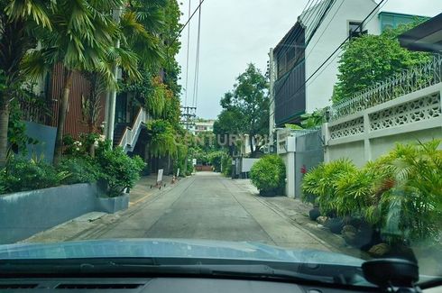 5 Bedroom House for sale in Khlong Tan Nuea, Bangkok