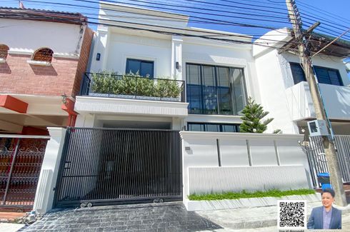 3 Bedroom Townhouse for sale in Khlong Tan Nuea, Bangkok near Airport Rail Link Ramkhamhaeng