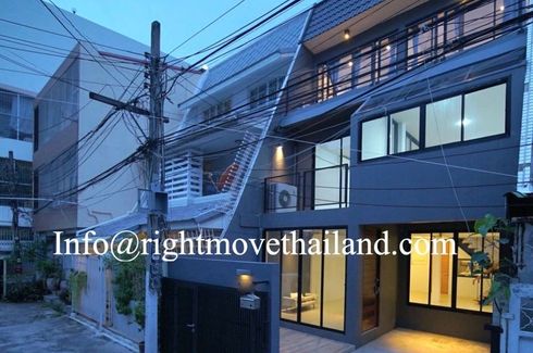 3 Bedroom Townhouse for sale in Khlong Tan Nuea, Bangkok