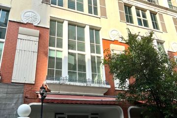 4 Bedroom Townhouse for sale in Khlong Tan Nuea, Bangkok