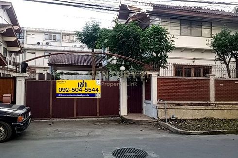 3 Bedroom House for rent in Chan Kasem, Bangkok near MRT Lat Phrao