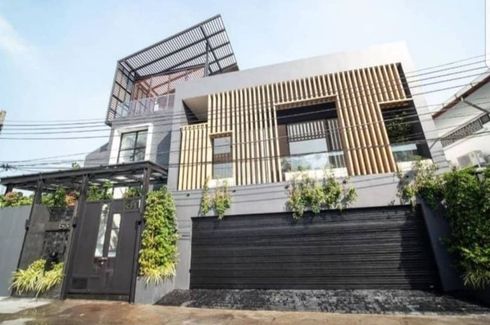 4 Bedroom House for sale in Khlong Tan Nuea, Bangkok