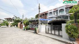 4 Bedroom Townhouse for sale in Tha Raeng, Bangkok