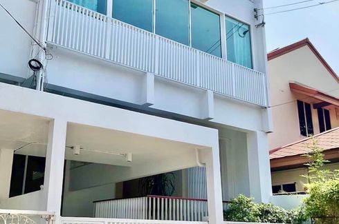 3 Bedroom Townhouse for sale in Phra Khanong, Bangkok near BTS Thong Lo