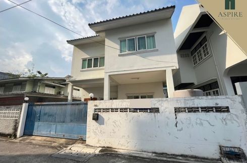 4 Bedroom House for sale in Phra Khanong Nuea, Bangkok near BTS Ekkamai